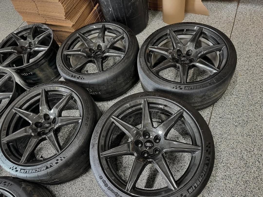 Home / WHEELS AND TYRES / GT500 carbon fiber track pack wheels